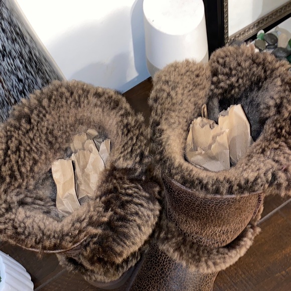 Rare!! UGG Skylah Brown Bomber Leather Faux Fur Boots Size 6 - Picture 12 of 15